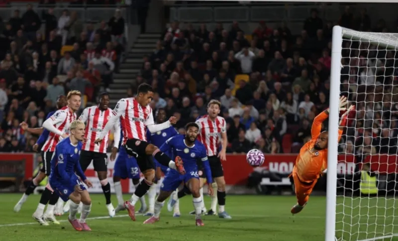 Brentford thi đấu quyết liệt trước Chelsea