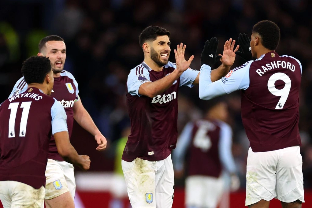 Cầu thủ Aston Villa tập luyện trước trận