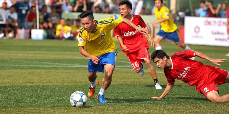 Đá phủi là gì so sánh với bóng đá chuyên nghiệp