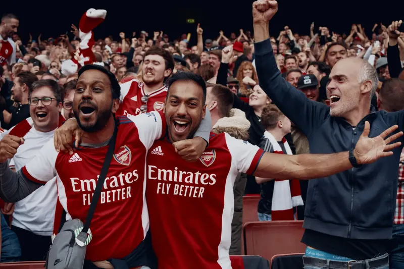Fan Arsenal cổ vũ cuồng nhiệt trên khán đài Emirates