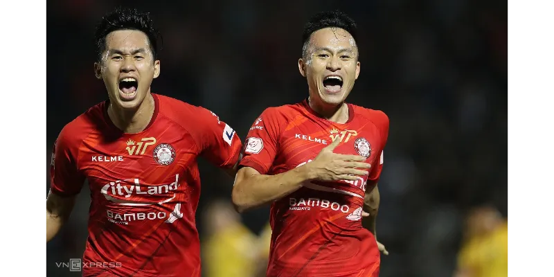 Tiền lót tay là gì trong quy định bóng đá